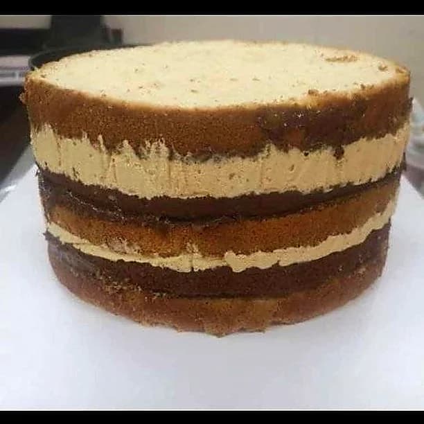 Torta de capas con relleno de crema