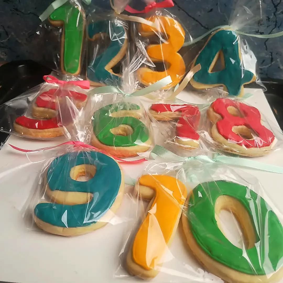 Galletas decoradas con forma de números en colores vivos