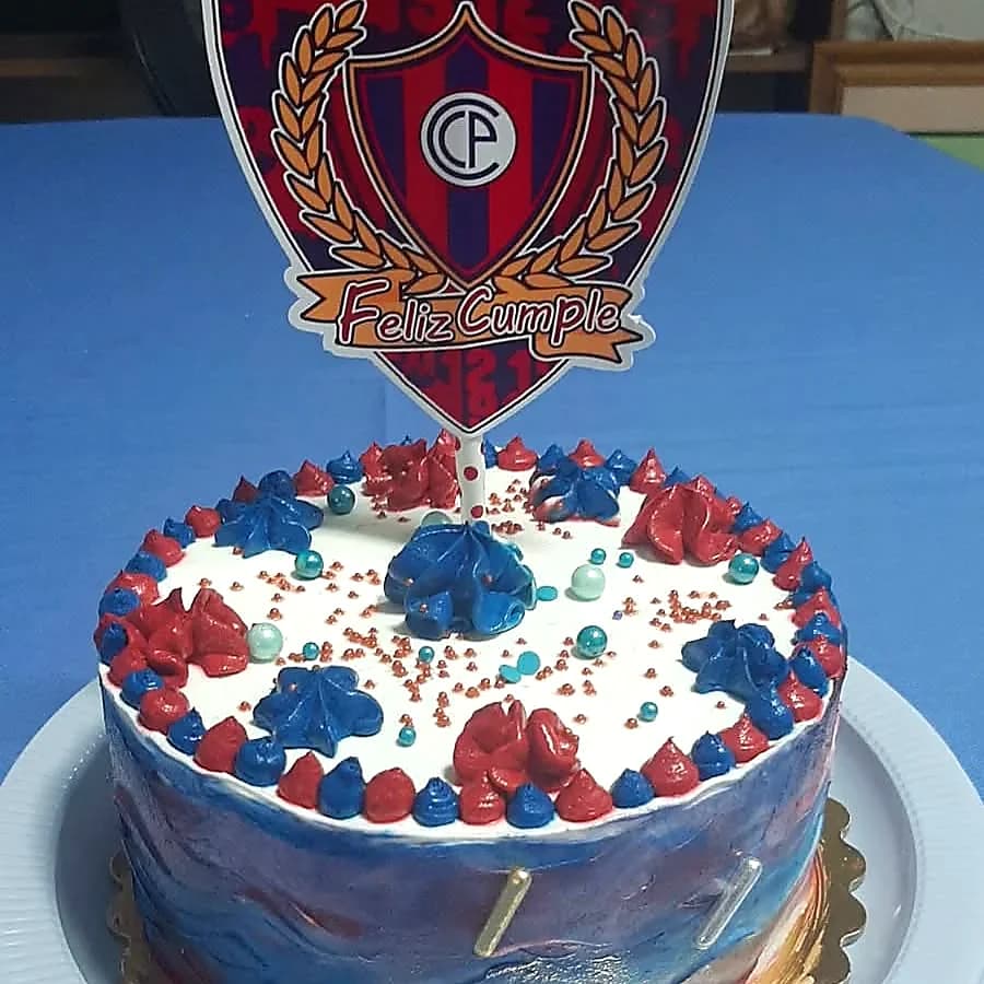 Torta de cumpleaños con diseño de escudo de futbol