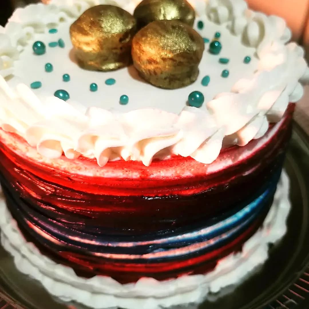 torta de varios colores con decoraciones