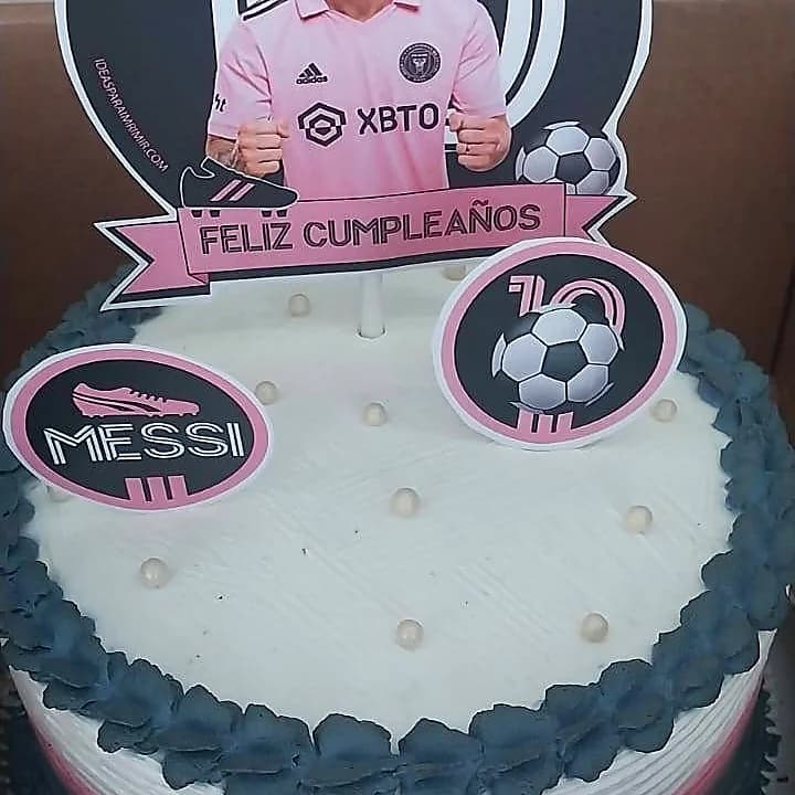 Torta de cumpleaños con decoración de fútbol y Messi