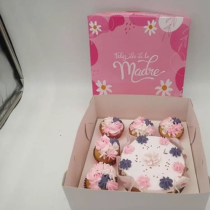 Caja de regalo con torta y cupcakes decorados para el dia de la madre