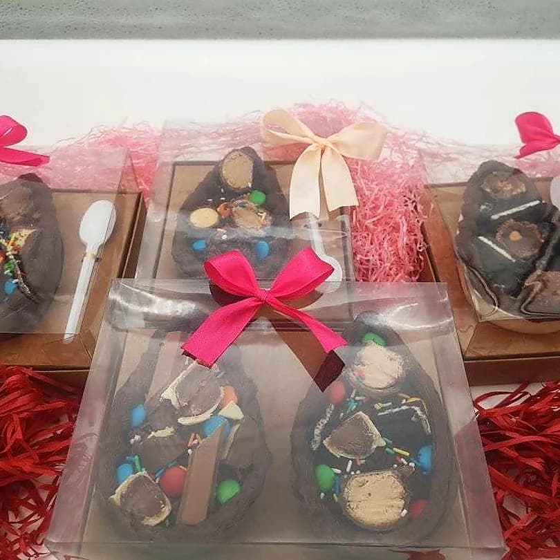 Deliciosos postres en cajas de madera con decoración