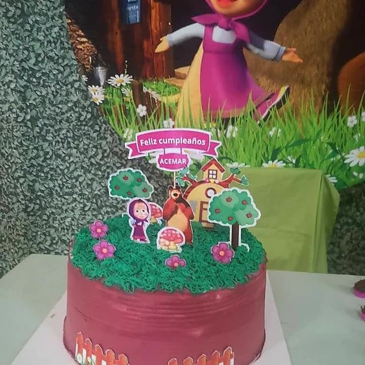 Torta de cumpleaños con temática de Masha